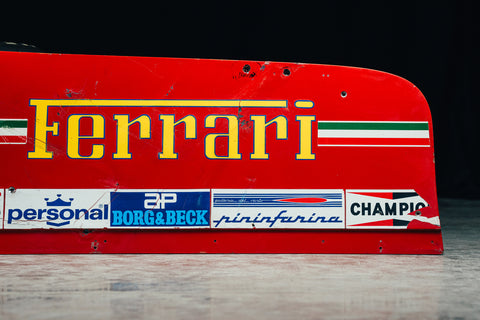 Ferrari 126CK side wing with red and white livery, number 27, used in 1981 F1 season. / Ala laterale Ferrari 126CK, livrea rossa e bianca, numero 27, stagione F1 1981.