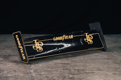 Authentic Lotus 81B front wing, used in the 1980 F1 season. / Ala anteriore autentica Lotus 81B, utilizzata nella stagione F1 1980