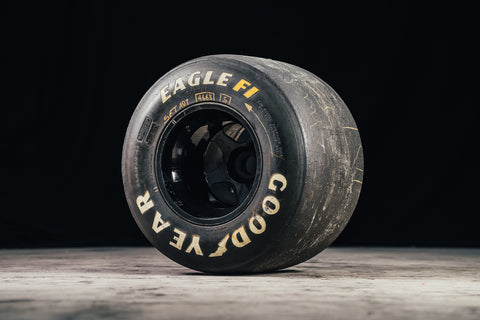 Front view of McLaren MP4/7A ENKEI wheel. / Vista frontale del cerchio ENKEI McLaren MP4/7A